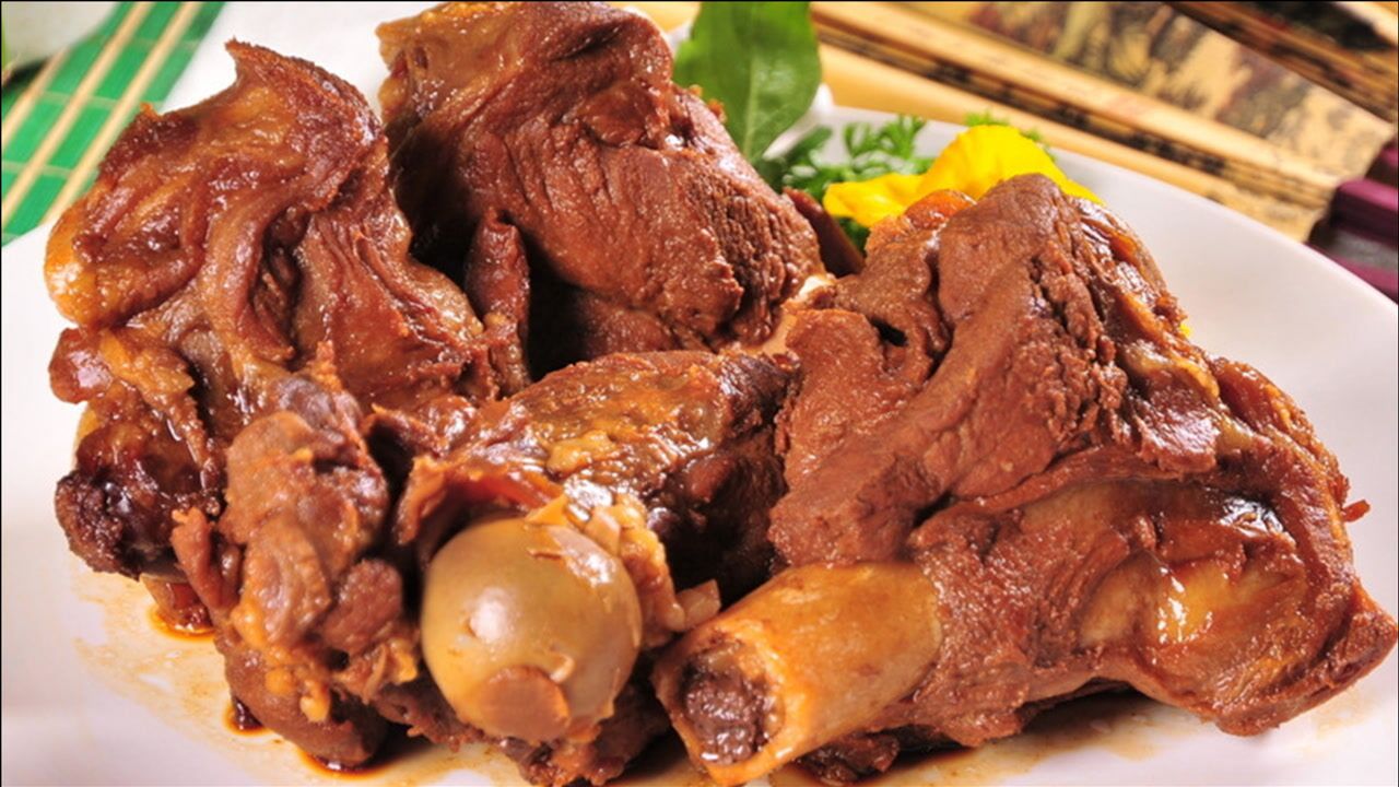 东北酱大骨头的家常做法啃完骨头记得吸骨髓酱香浓郁下酒下饭