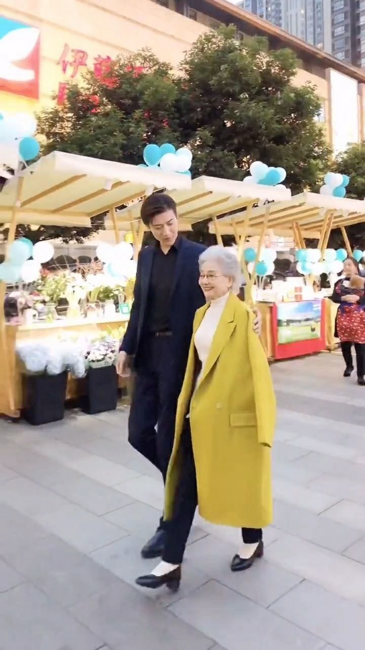 大孙和神仙奶奶我叫盛瑞玲今年整90周岁在这里我的年龄没有必要去炒作