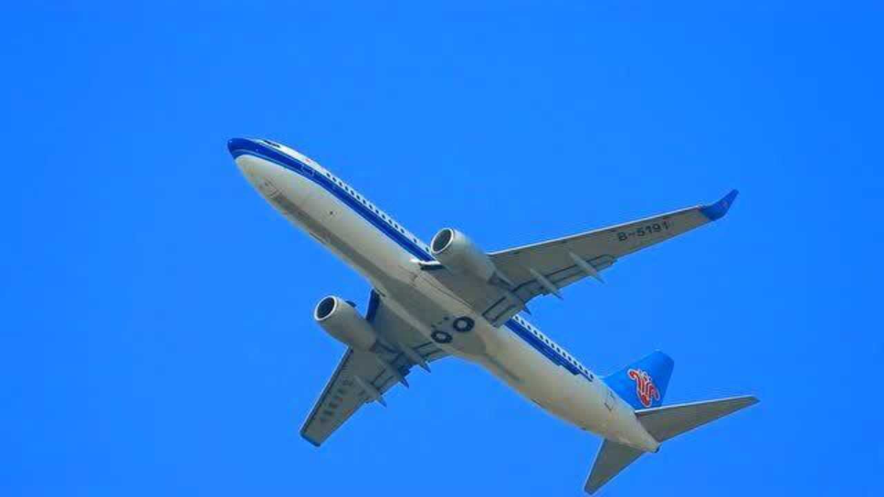 南航波音738客机在武汉天河机场起飞,机腹裸露的轮胎非常辣眼睛!