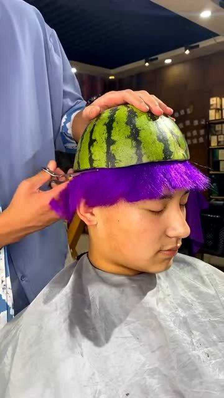 货真价实的西瓜头就连理发过程也必须用到西瓜