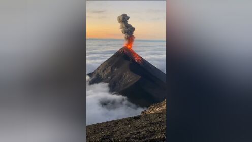 大自然的神奇！女子爬火山偶遇火山爆发拍下震撼瞬间