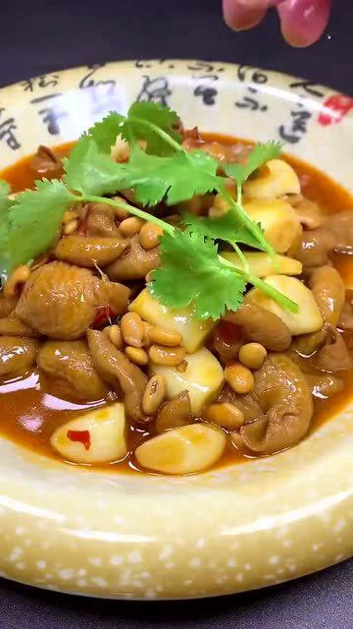 黄豆烧肥肠这样做,软嫩耙糯,真是太好吃了