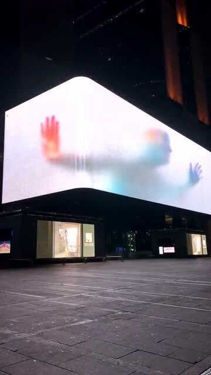 来看看首尔的3d裸眼大屏,韩国的屏幕技术果然高潮,效果太赞了!