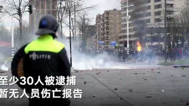 【#荷兰爆发大规模反封锁抗议#:抗议者当街烧车】1月24日,荷兰再爆发大规模抗议活动,北布拉班特省数百名示威者上街反对封锁.他们