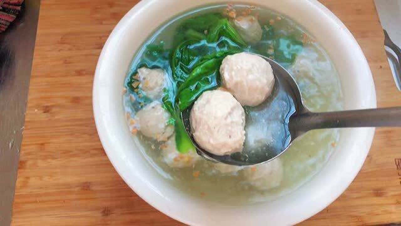 教你广东潮汕"猪肉丸"的做法,肉丸弹性十足,可以打兵乓球
