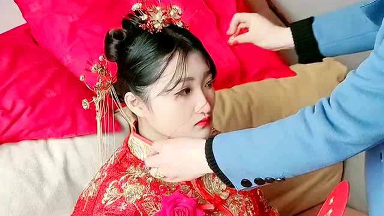 新娘开脸婚嫁风俗婆婆为儿媳妇用绳子在脸上划只能去除脸上的毛