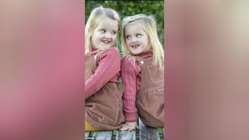 4岁“镜像”双胞胎走红，习惯性格完全相反：一个左撇子一个右撇子