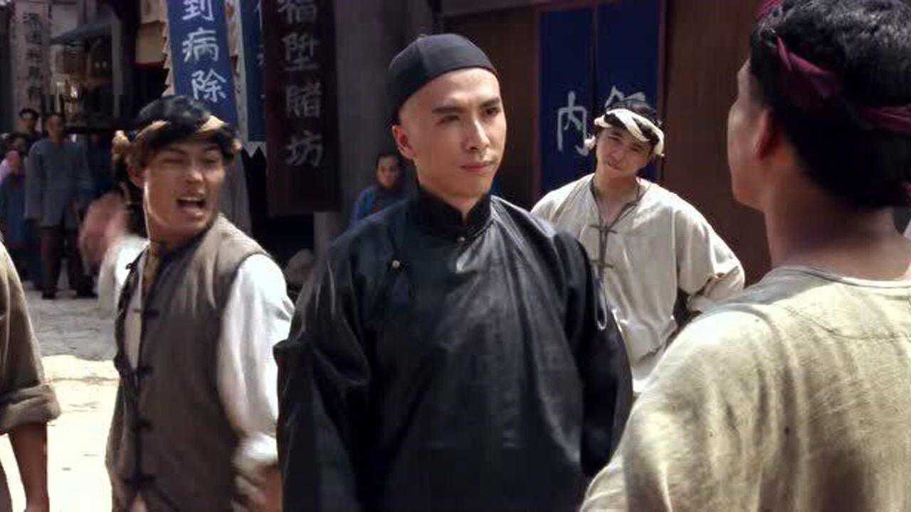 少年黄飞鸿之铁马骝黄麒英带着黄飞鸿在街上教训小偷