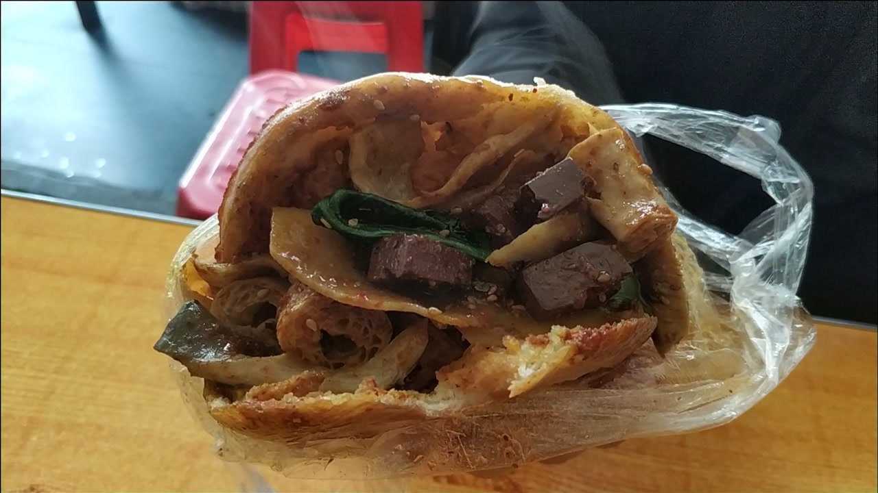 只要3块钱的平平无奇烧饼夹菜油炸的金黄酥脆烧饼夹上炸串太香了