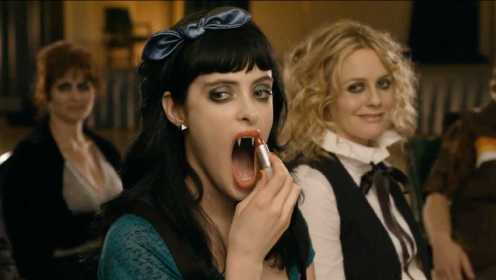 恐怖片：吸血鬼本想涂个口红，意外了漏出两个大尖牙，把大妈吓了一跳