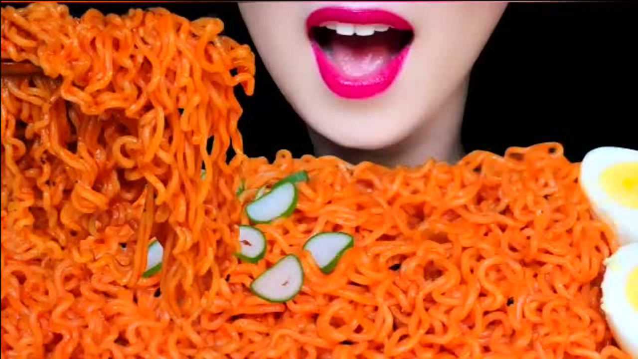 韩国吃播美女深夜吃火鸡面一嗦一大口这吃的太过瘾了吧看得我垂涎欲滴