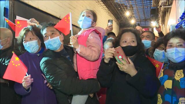 上海黄浦区贵西小区调整为低风险地区,居民挥舞国旗庆解封