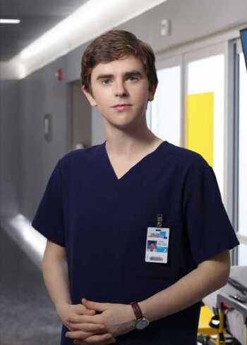 92分良医肖恩救了小女孩赢得领导赏识但没想到领导却只是利用他