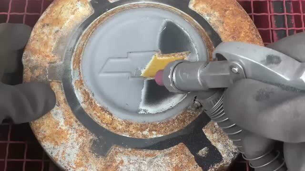 师傅将生锈的汽车轮毂喷砂除锈这效果堪比磨皮