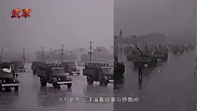 历代唯一一次雨中阅兵:战士傲然挺立,外国来宾冒雨观礼