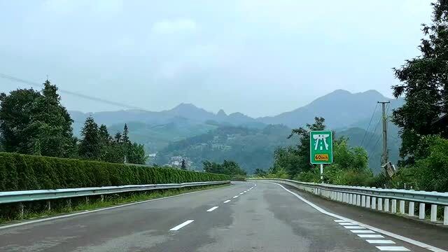 开车在贵州高速公路,道路两边到处都是美景,真是有眼福了