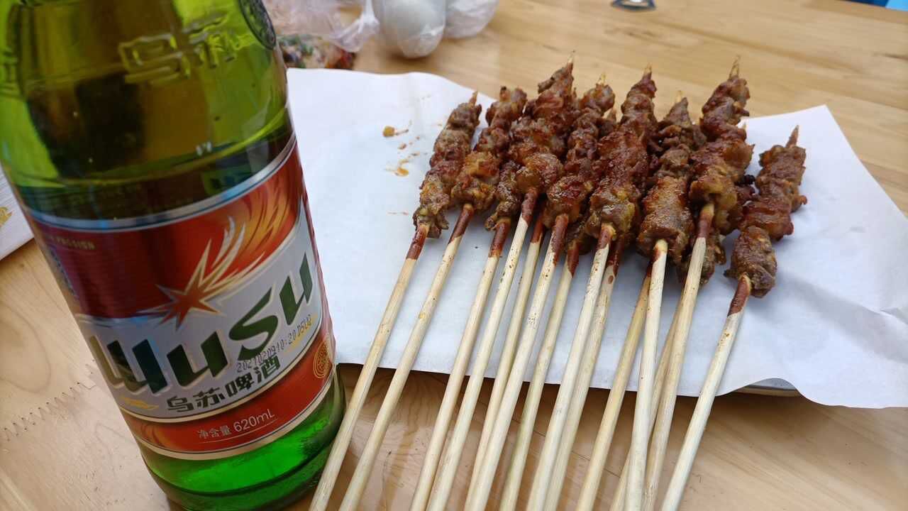 新疆羊肉串,乌苏啤酒～重庆日常夜宵体验