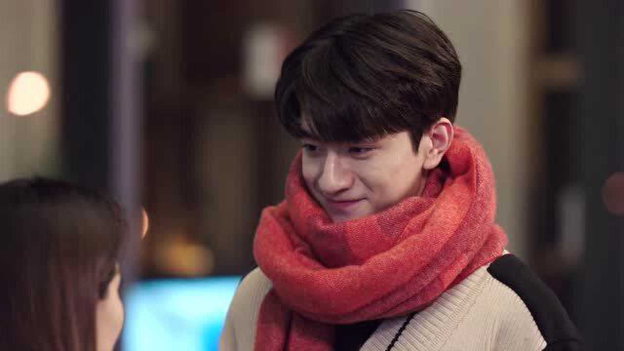 《良辰美景好时光》梁辰陆景互赠围巾,陆景的这个低头,爱辽爱辽