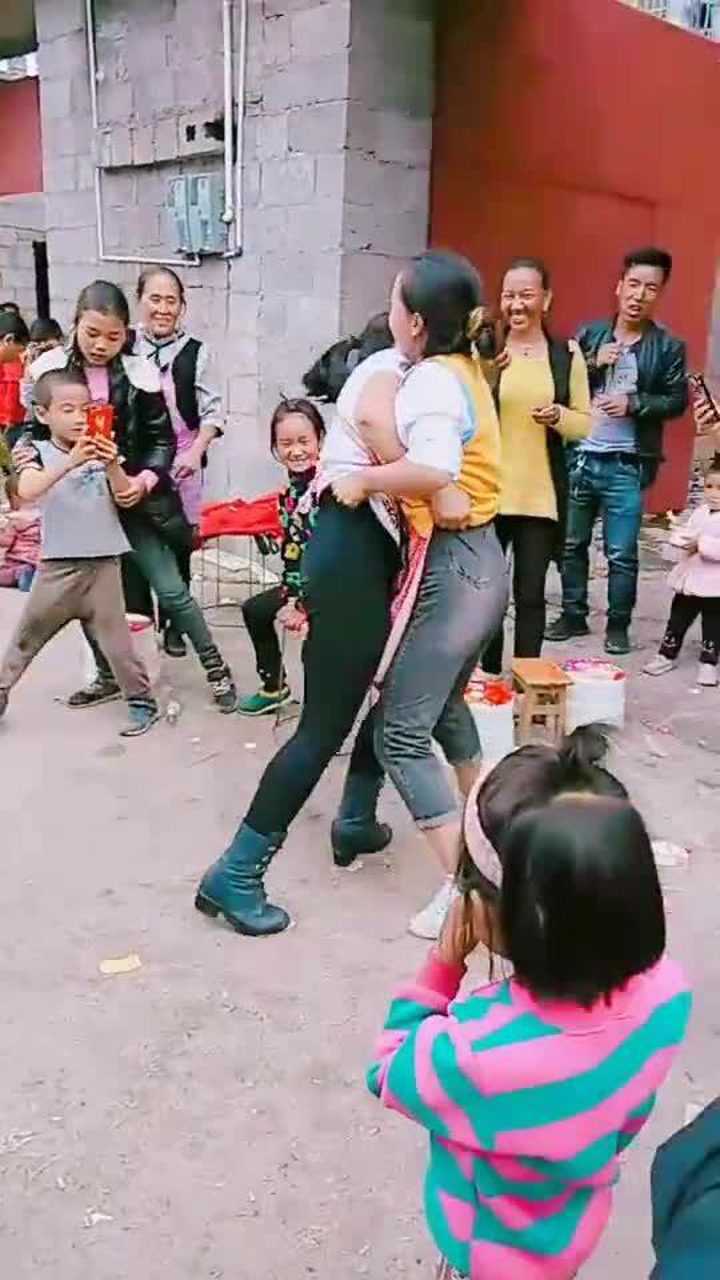 彝族美女举行摔跤比赛果然女人打架是不分种族的
