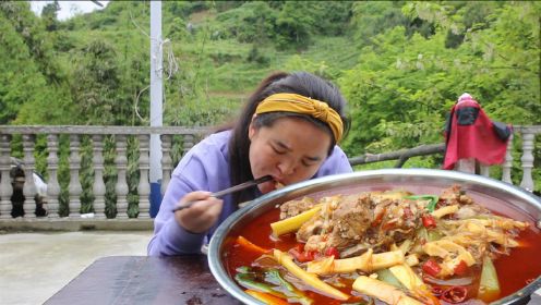 苗大姐做麻辣香锅，啃骨头吃粉条，感觉像饿鬼投胎一样吃太快了