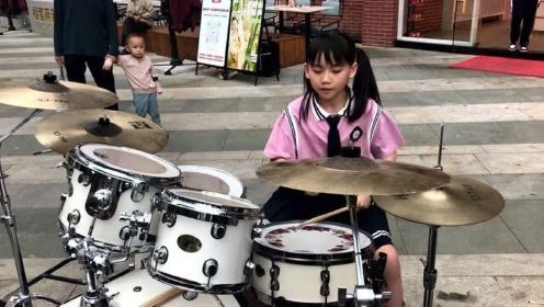 小鼓手妞妞在深圳街头架子鼓演奏《大风吹》小朋友很棒，继续加油