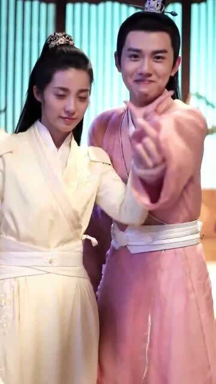 万鹏张耀片场秀恩爱,真的好般配啊,网友们感觉有戏吗?