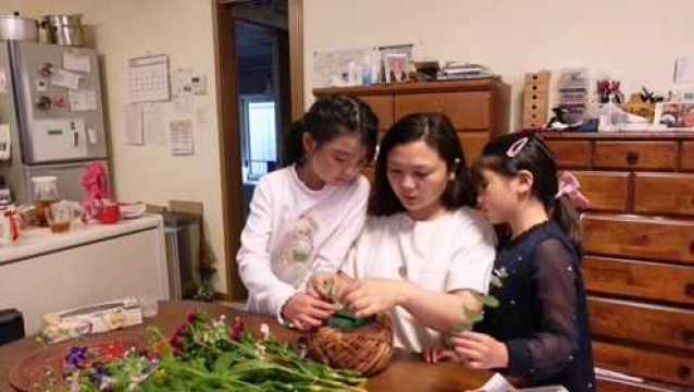 辣妹子在日本花店,120元买鲜花,母女三人学插花