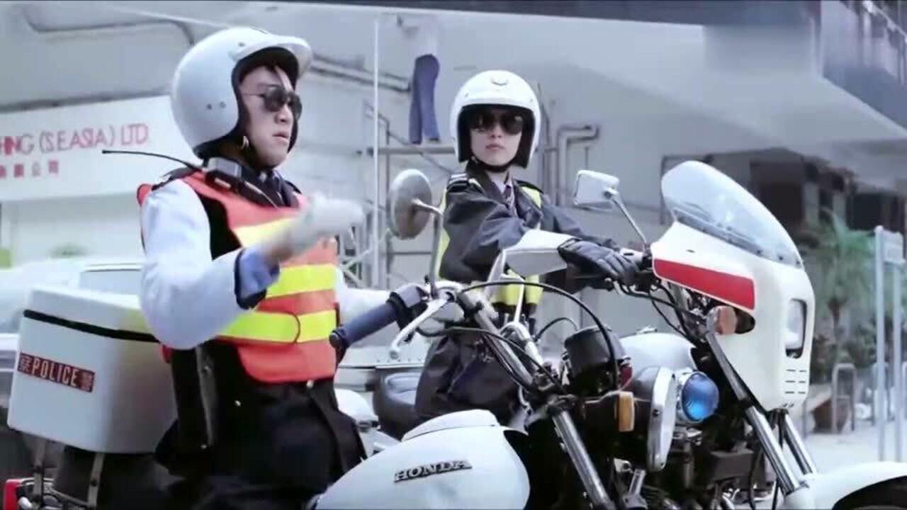 《逃学威龙2》至今我还是查不到,在星爷旁边的那女交警究竟是谁?