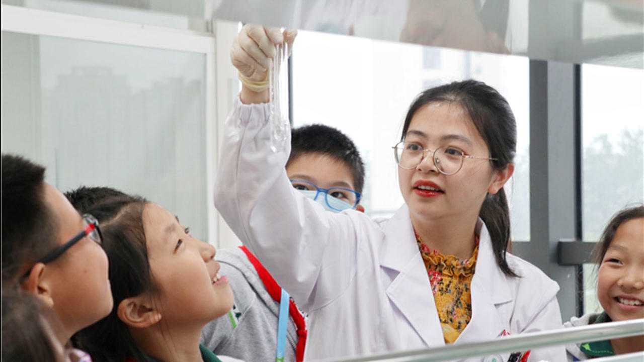 南京小学生在实验室里点亮"科学梦"