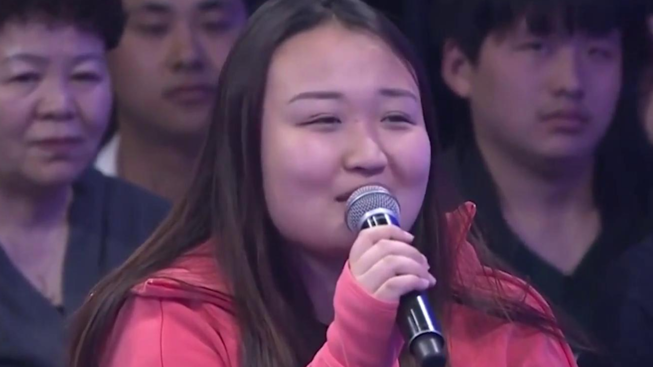 门当户对:52岁女主持相亲,献唱经典民歌《浏阳河》,唱得真好