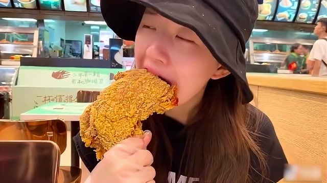 赵露思是女版尹正鸡翅一口吞鸡腿疯狂吸入她吃东西太不女明星