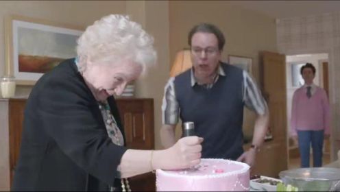 《九号秘事》外婆的派对：外婆拿刀切蛋刀，不知女儿藏在蛋糕下面 #6月鹅叔放映厅#