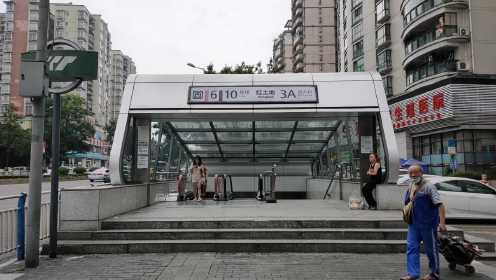 重庆最深地铁站，94米深相当于31层楼，要坐7部电梯才能坐上地铁