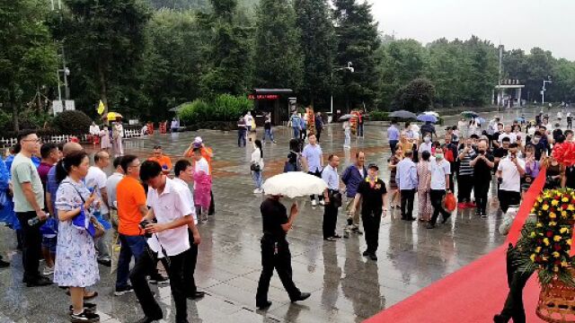 越战老兵湖南韶山毛主席铜像广场敬献花篮三鞠躬