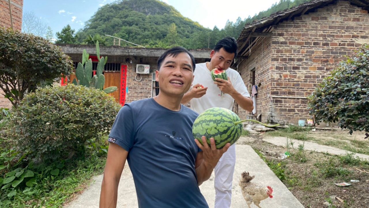 广西小勇趁炮哥不注意迫不及待偷摘了2个西瓜立马就吃了起来