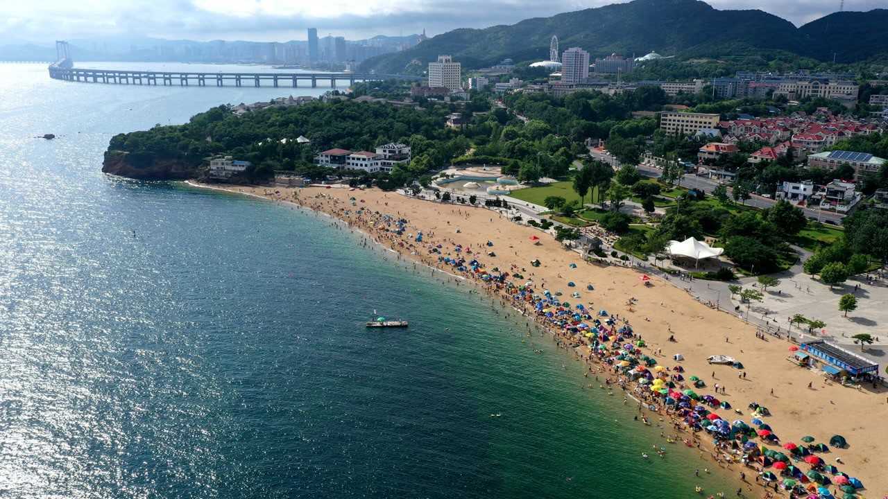 大连付家庄浴场航拍2021夏大连付家庄海滨浴场是大连市四大海水浴场之
