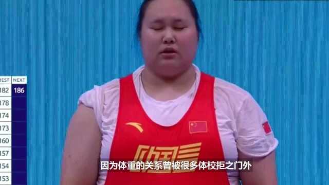 她举重前会念“咒语”,表情一脸傲娇, 打破多项世界纪录