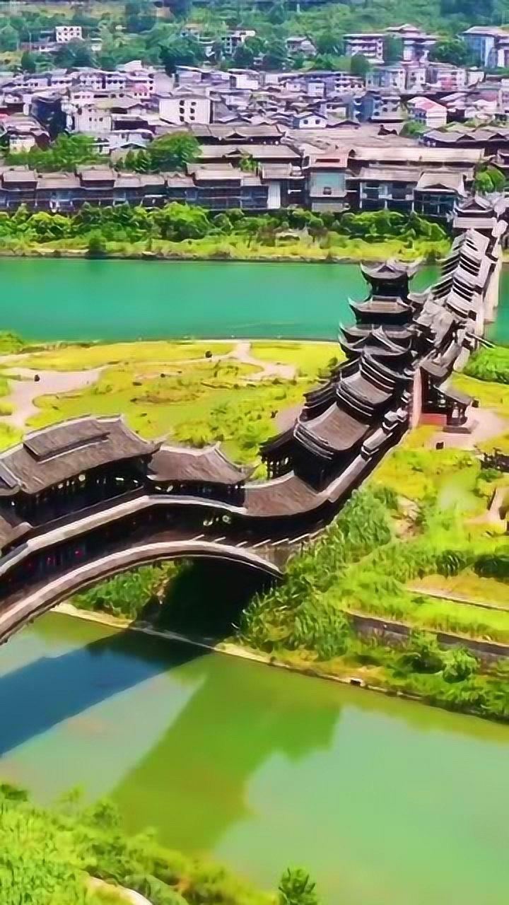 第一风雨廊桥,长658米,宽5米,桥身为纯木质结构——重庆黔江濯水古镇