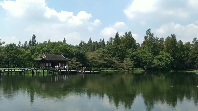 西湖边一处当地人比游客多的地方,位列西湖十景,大部分人却不知