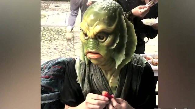 鱼妖群演太辛苦!38度高温导演不让卸妆吃饭,无奈戴头套塞火腿充