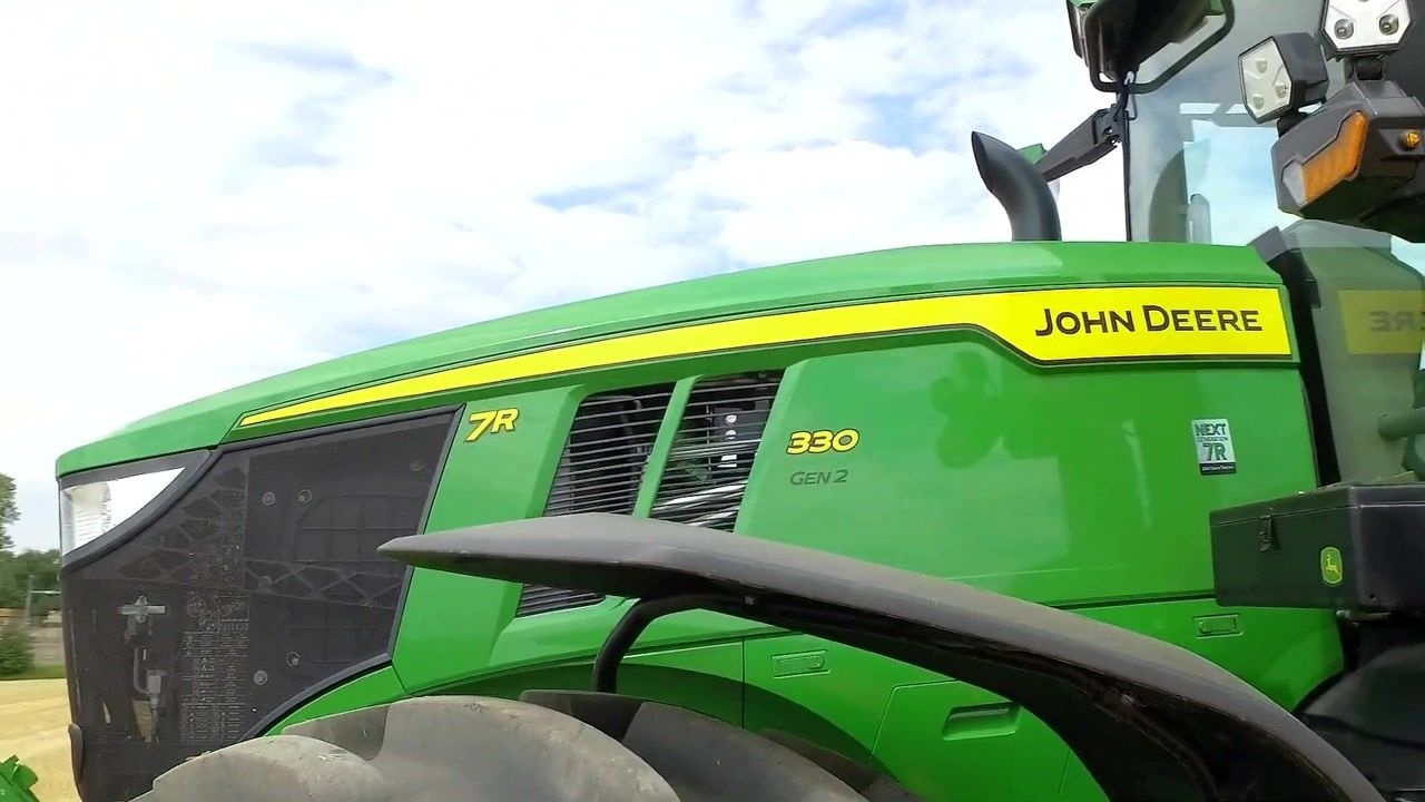 约翰迪尔新版7r拖拉机新造型与新版8r车型相比显得短小精悍