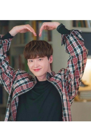 来看看李钟硕的花式比心