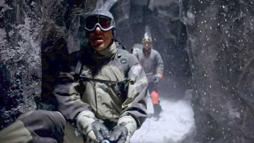 运动员到雪山拍摄纪录片，却拍到不该拍的画面，吓的躲在山洞中
