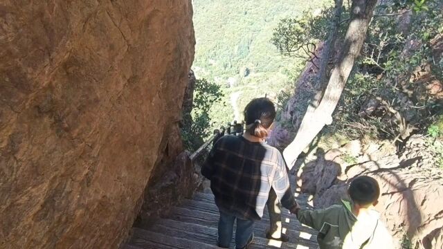 郑州境内大山里免费峭壁栈道,旅游必去,遛娃自驾好景点