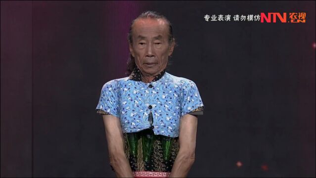 七旬老人表演缩骨术,穿上“婴儿”衣服,竟然还能塞下三个玻璃瓶