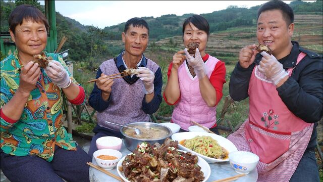 全网都在做的牛骨头,哥哥红烧了一大盘,这骨头啃着太舒服了