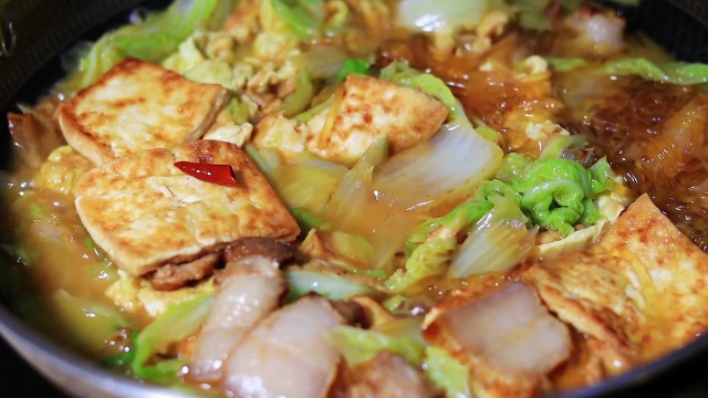 白菜炖豆腐怎么做才好吃?窍门在这里,鲜香入味,炖一锅都不够吃