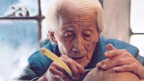 北京101岁剃头匠，演自己获国际大奖，干干净净来，利利索索的走