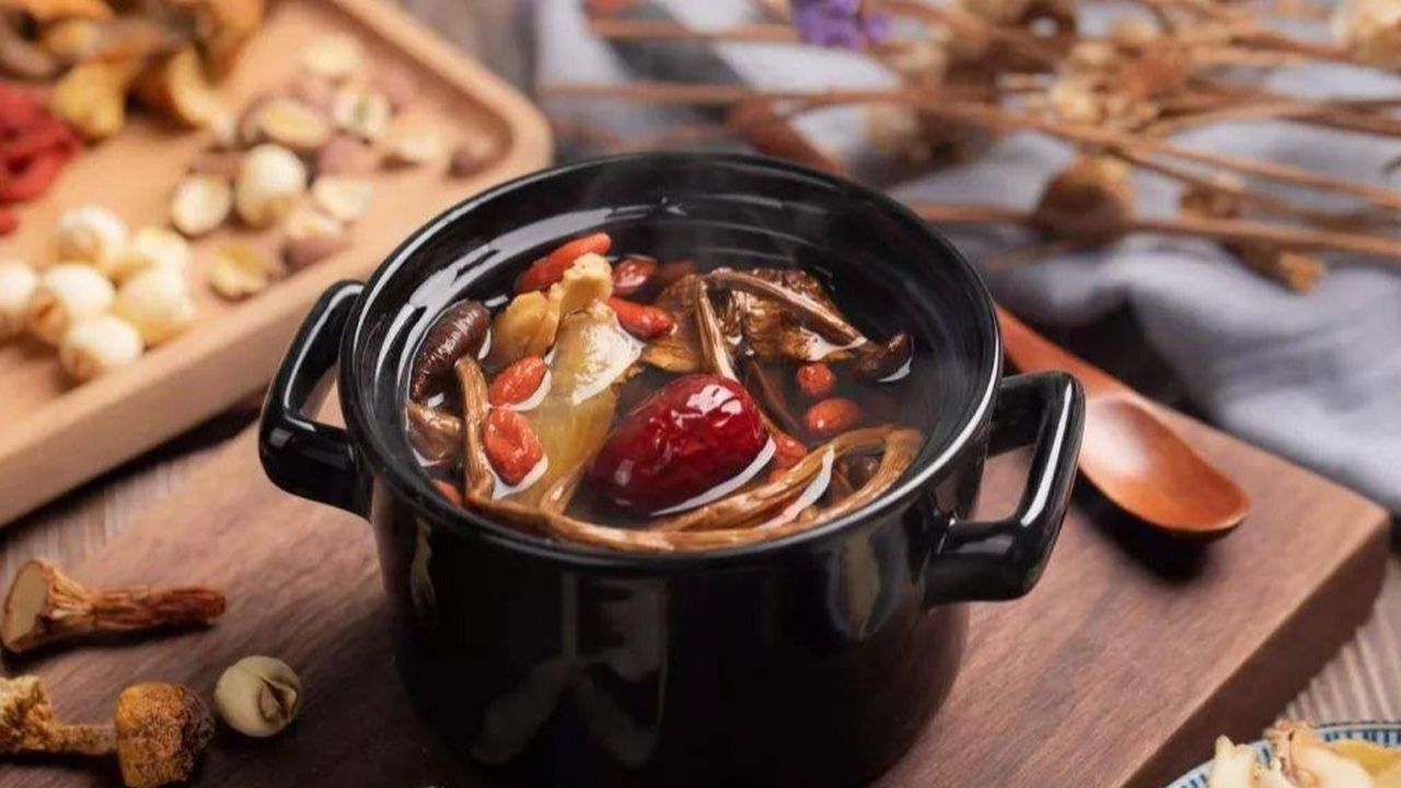 熬一锅核桃红枣乌鸡汤,滋补益胃,美容养颜,过个热气腾腾的冬天_高清