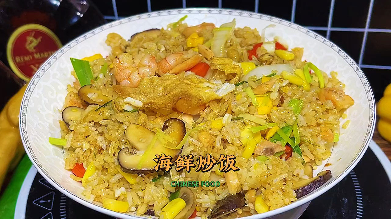 海鲜炒饭怎么做,配上秘制酱料,做法简单,虾仁配料,色香味俱全